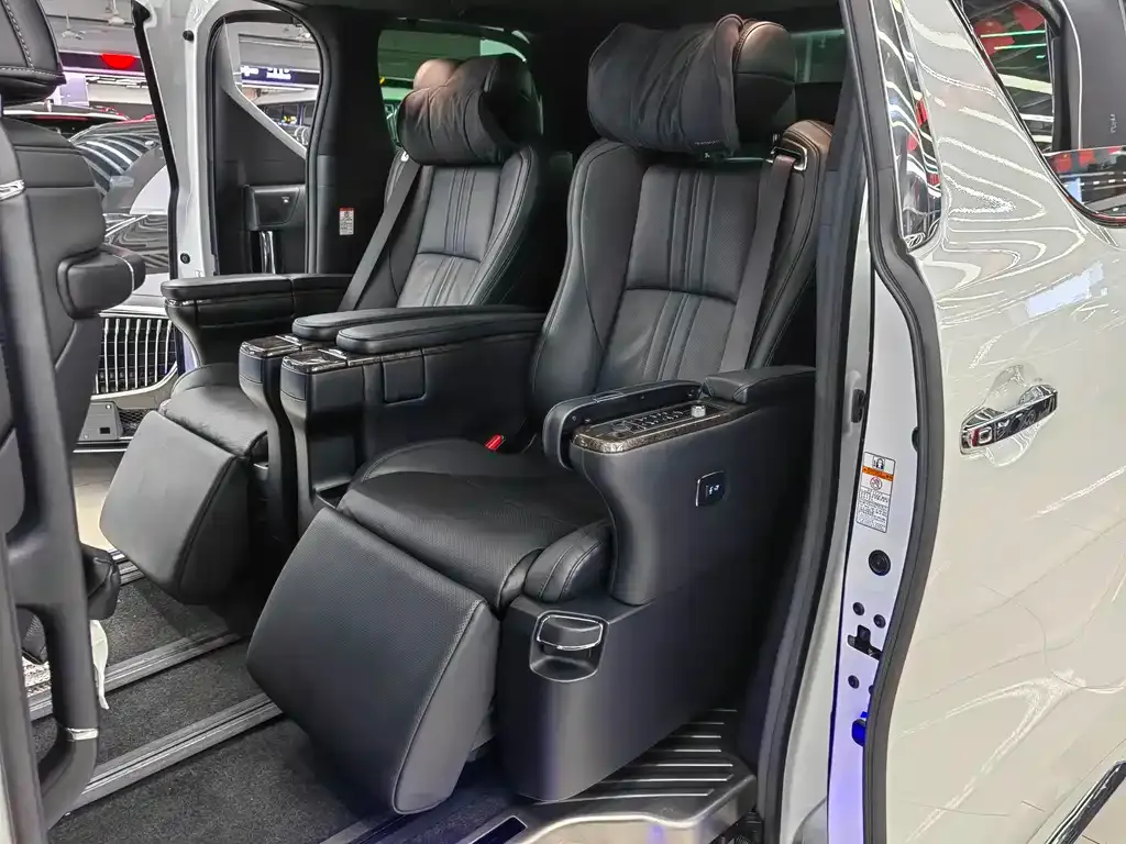Toyota Alphard — фото 4
