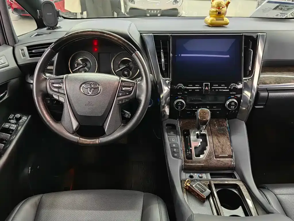 Toyota Alphard — фото 5