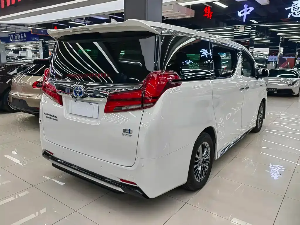 Toyota Alphard — фото 8
