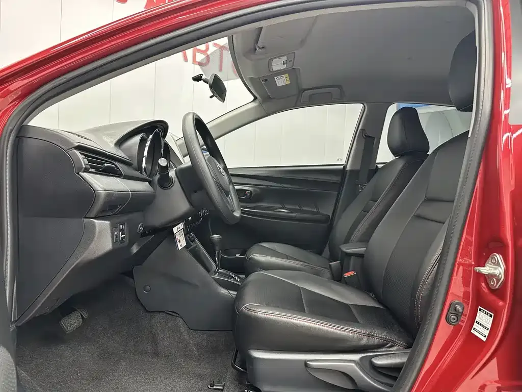 Toyota Yaris L — фото 4