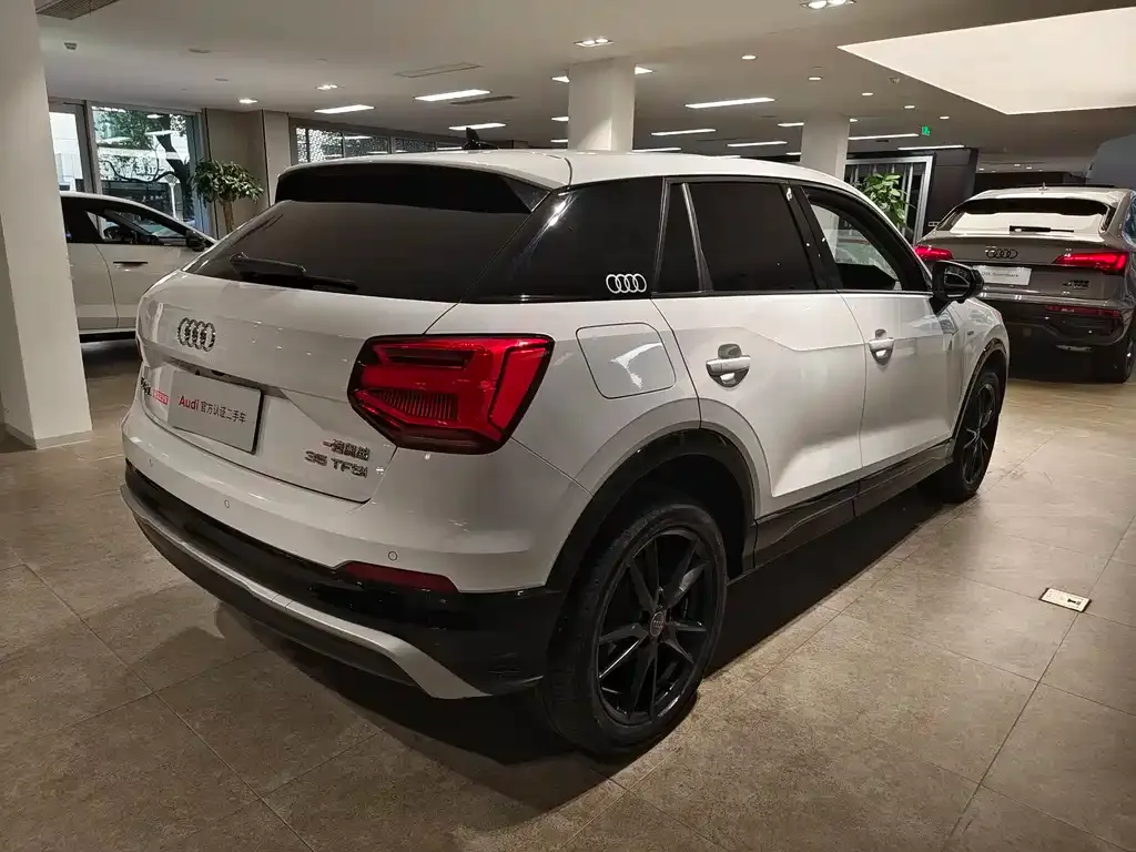 Audi Q2L — фото 10