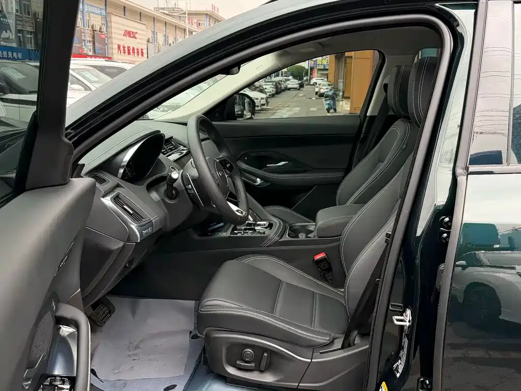 Jaguar E-PACE — фото 10