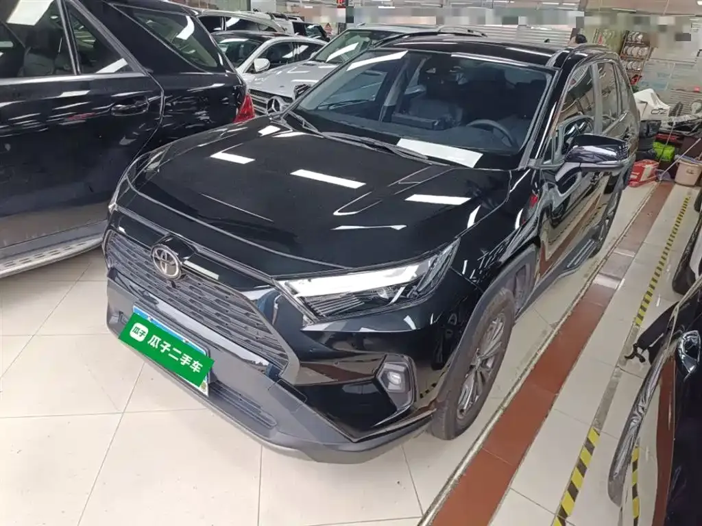 Toyota RAV4 — фото 1