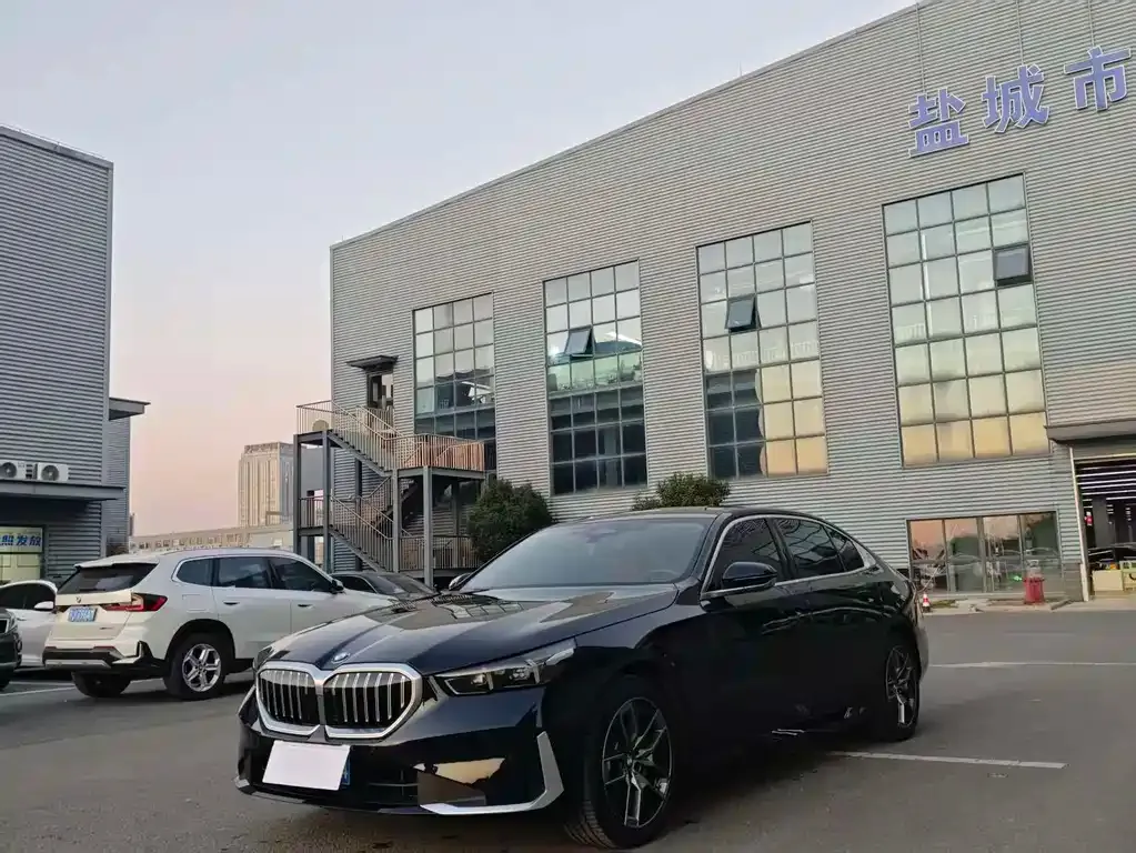 BMW 5 Series — фото 1