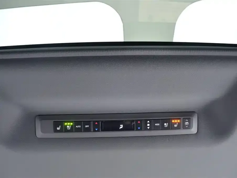 Toyota Granvia — фото 10