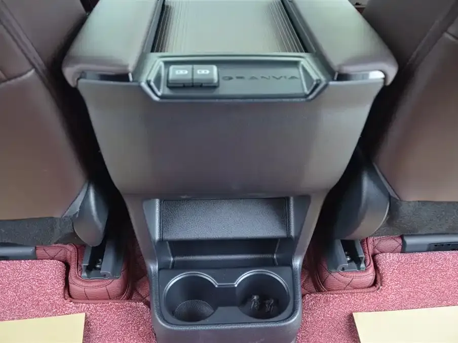 Toyota Granvia — фото 9