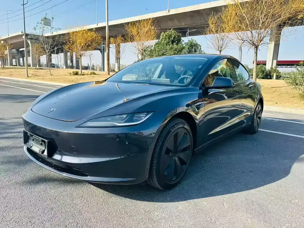 Tesla Model 3 — фото 1