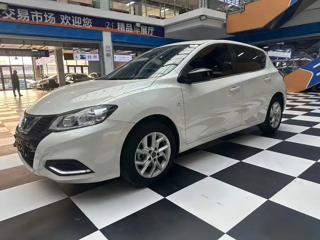 Nissan Tiida — фото 1