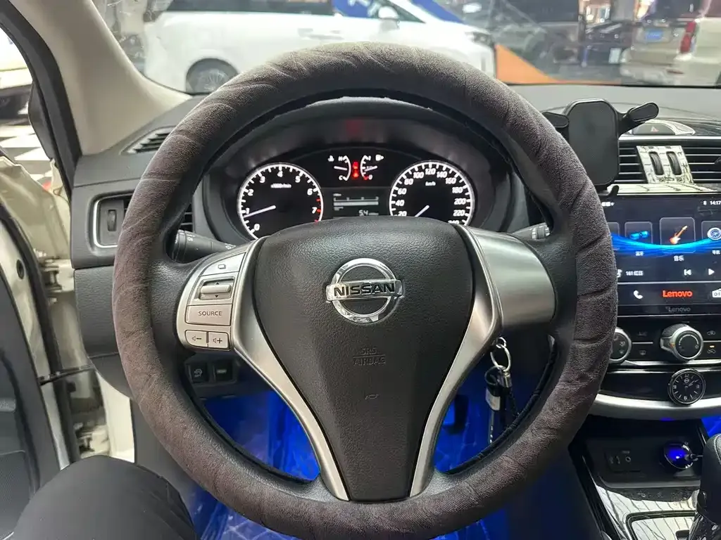 Nissan Tiida — фото 10