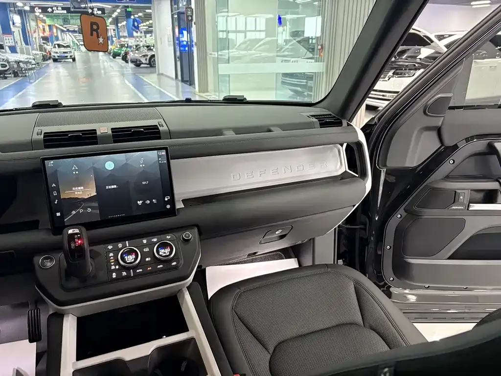 Land Rover Defender — фото 10