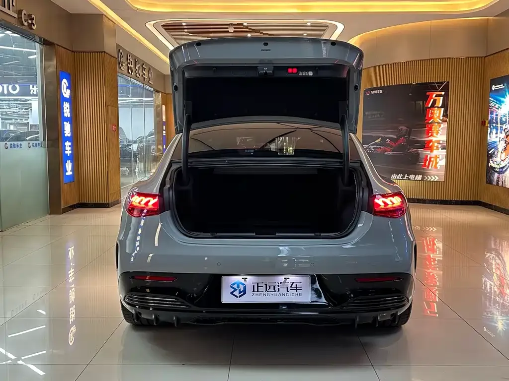 Mercedes-Benz EQE AMG — фото 9