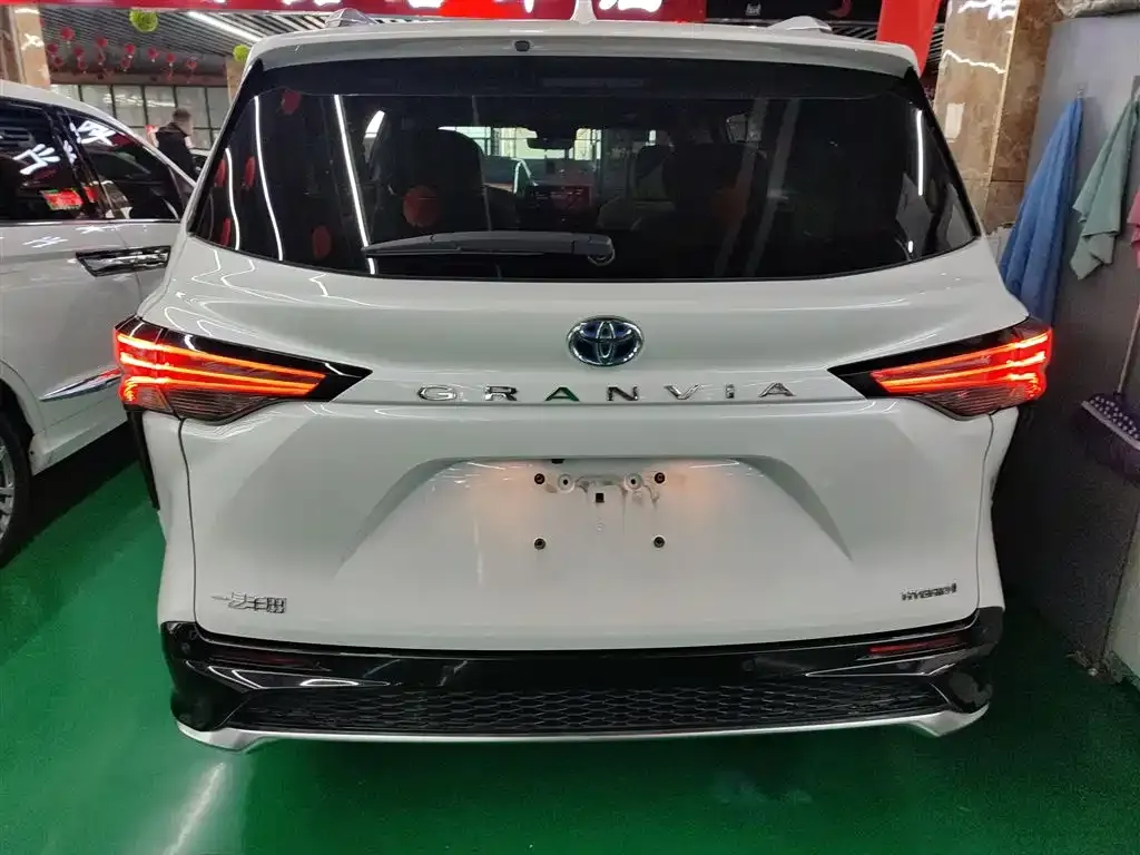 Toyota Granvia — фото 6