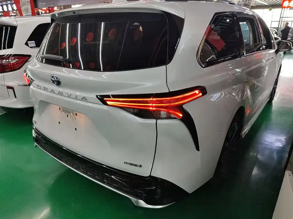 Toyota Granvia — фото 7