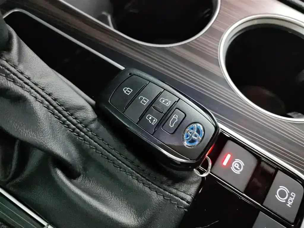 Toyota Granvia — фото 9