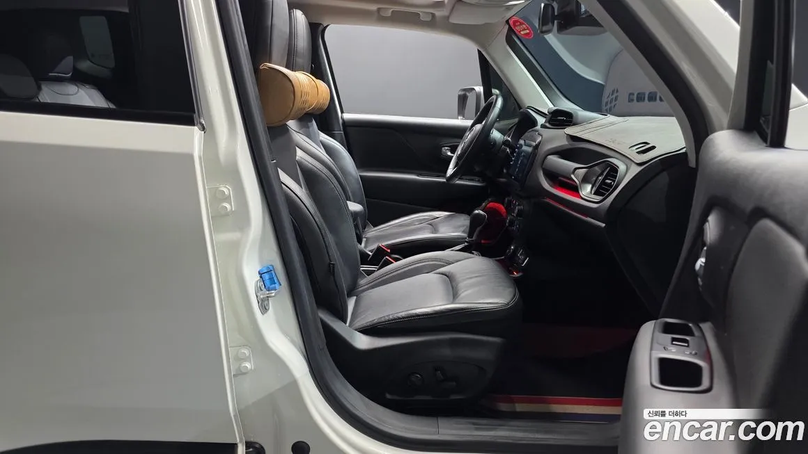 Jeep Renegade — фото 10