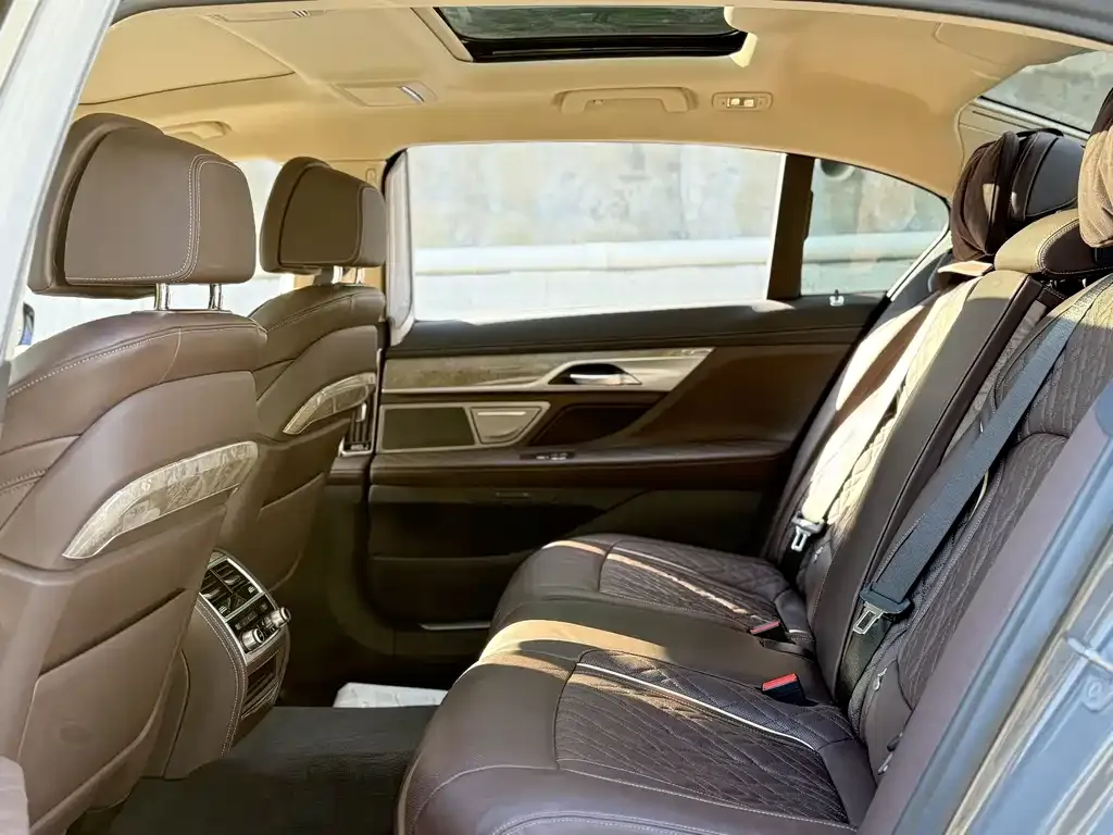 BMW 7 Series — фото 10