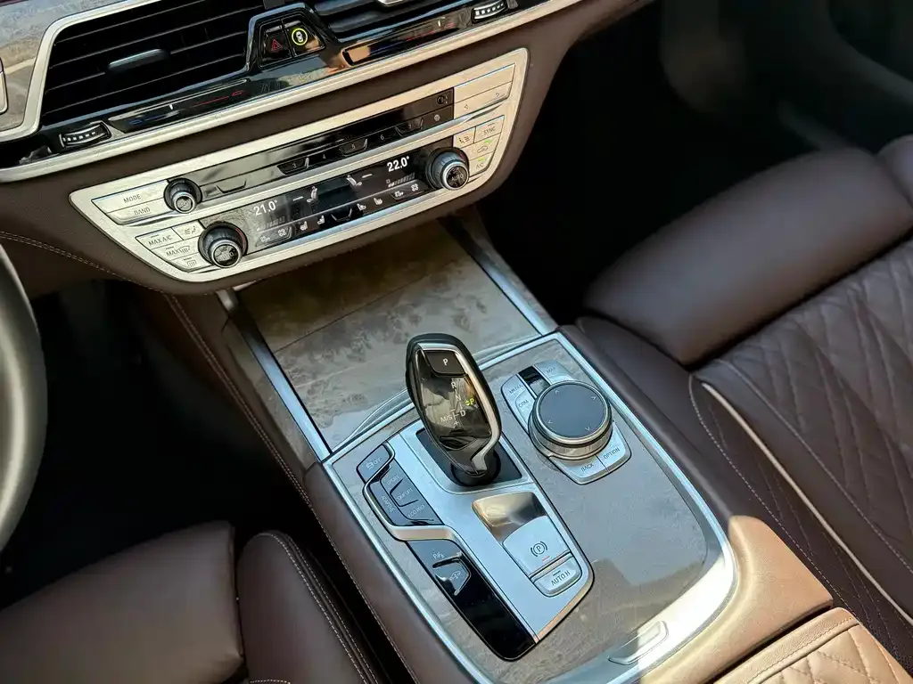 BMW 7 Series — фото 9