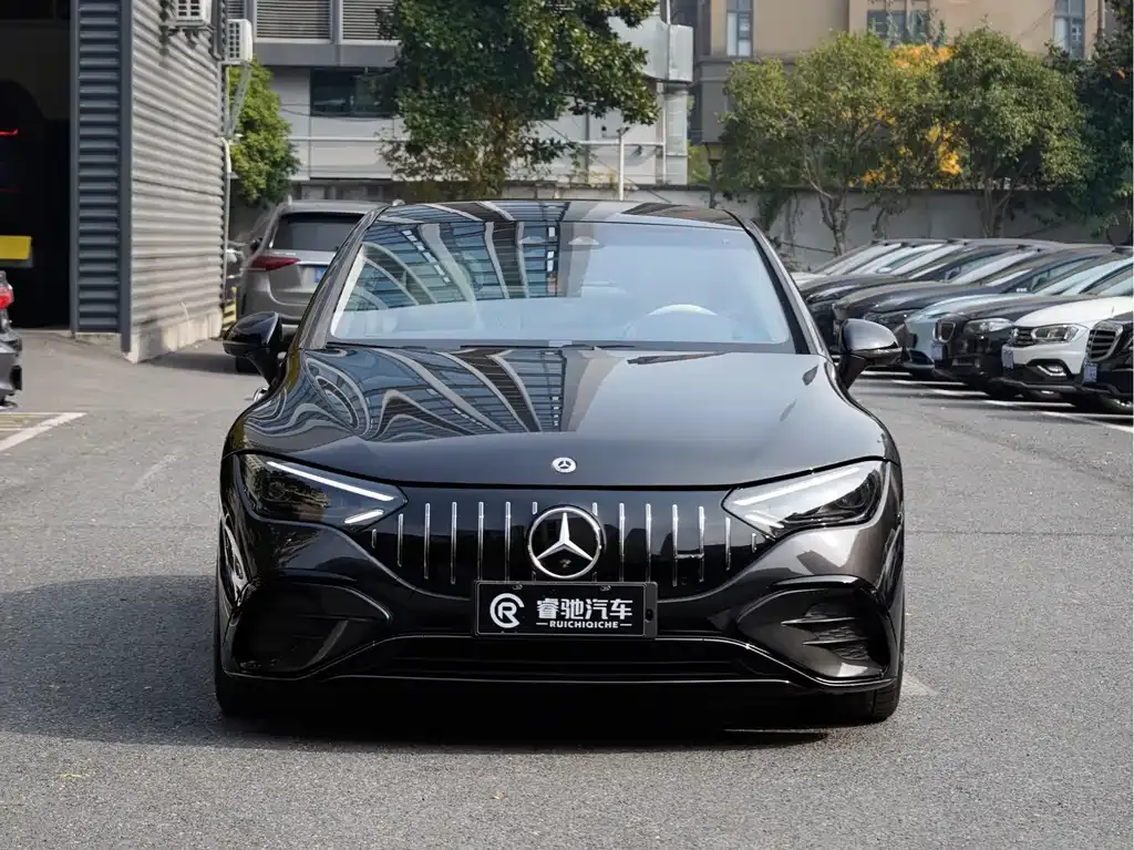 Mercedes-Benz EQE AMG — фото 3