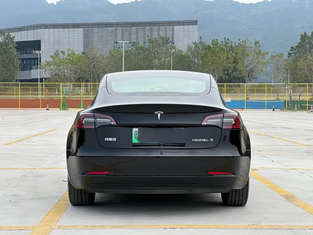 Tesla Model 3 — фото 4