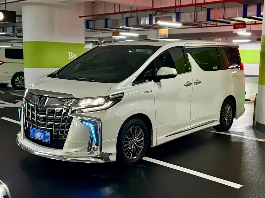 Toyota Alphard — фото 1