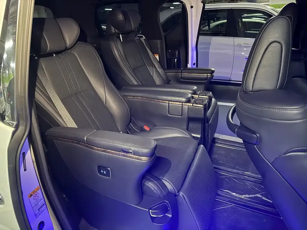 Toyota Alphard — фото 10