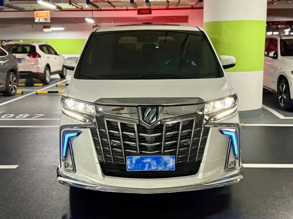 Toyota Alphard — фото 2