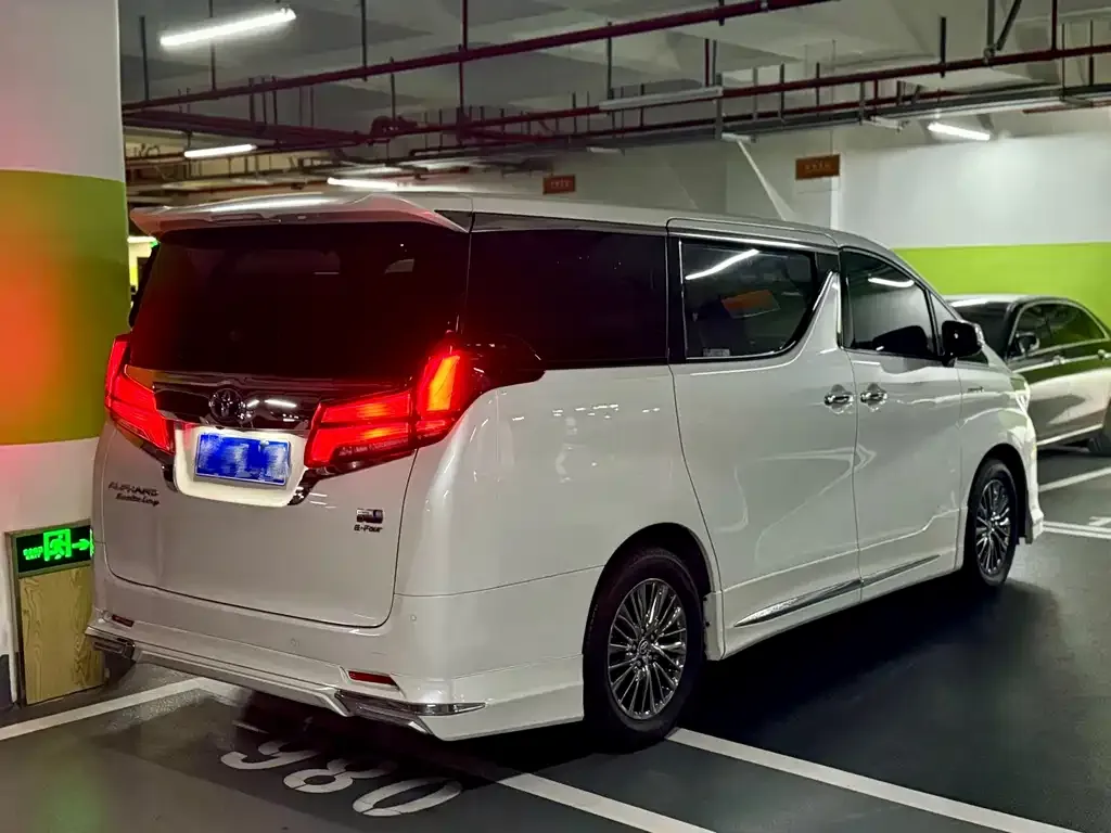 Toyota Alphard — фото 6