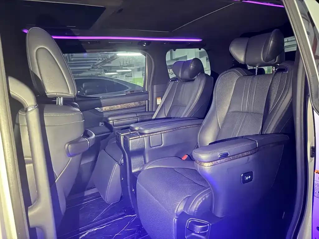 Toyota Alphard — фото 9