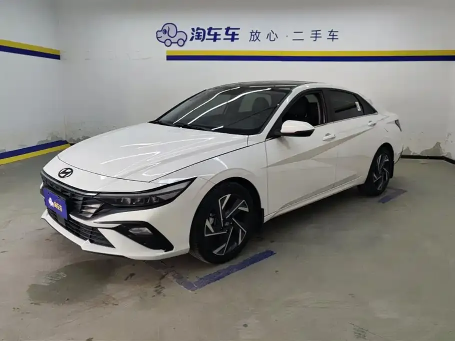 Hyundai Elantra — фото 1