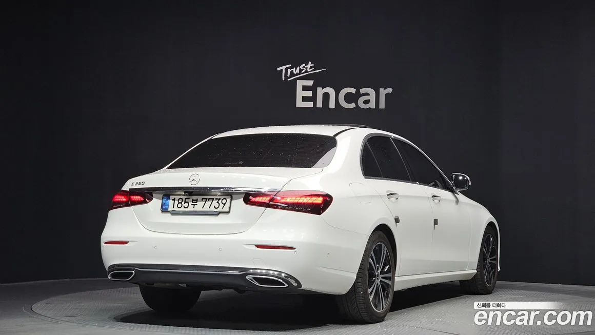 Mercedes-Benz E-Class — фото 2