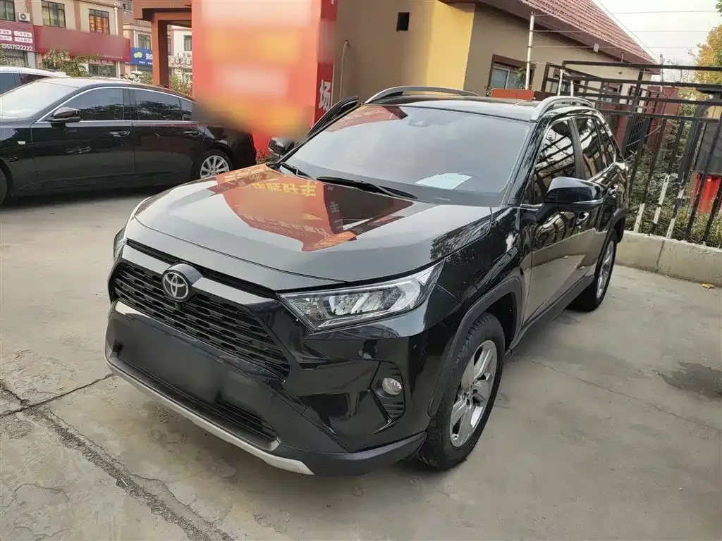 Toyota RAV4 — фото 1
