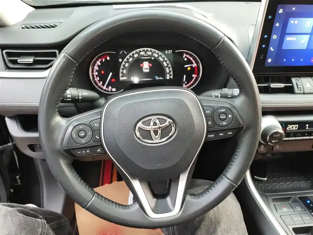 Toyota RAV4 — фото 10