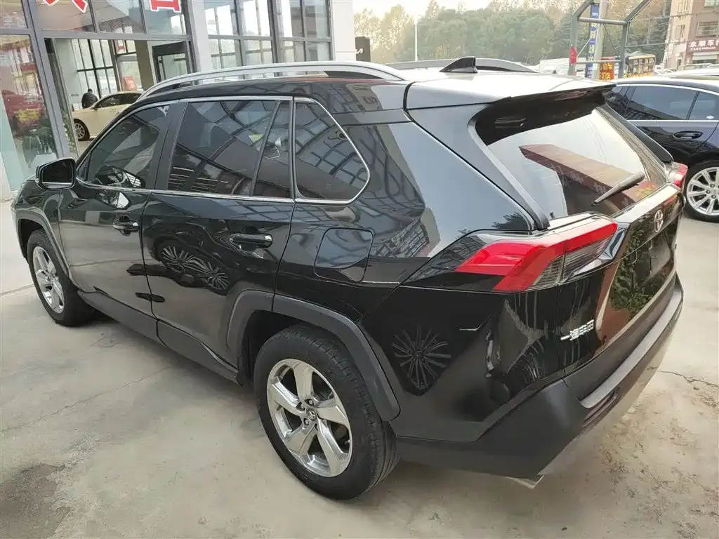 Toyota RAV4 — фото 5