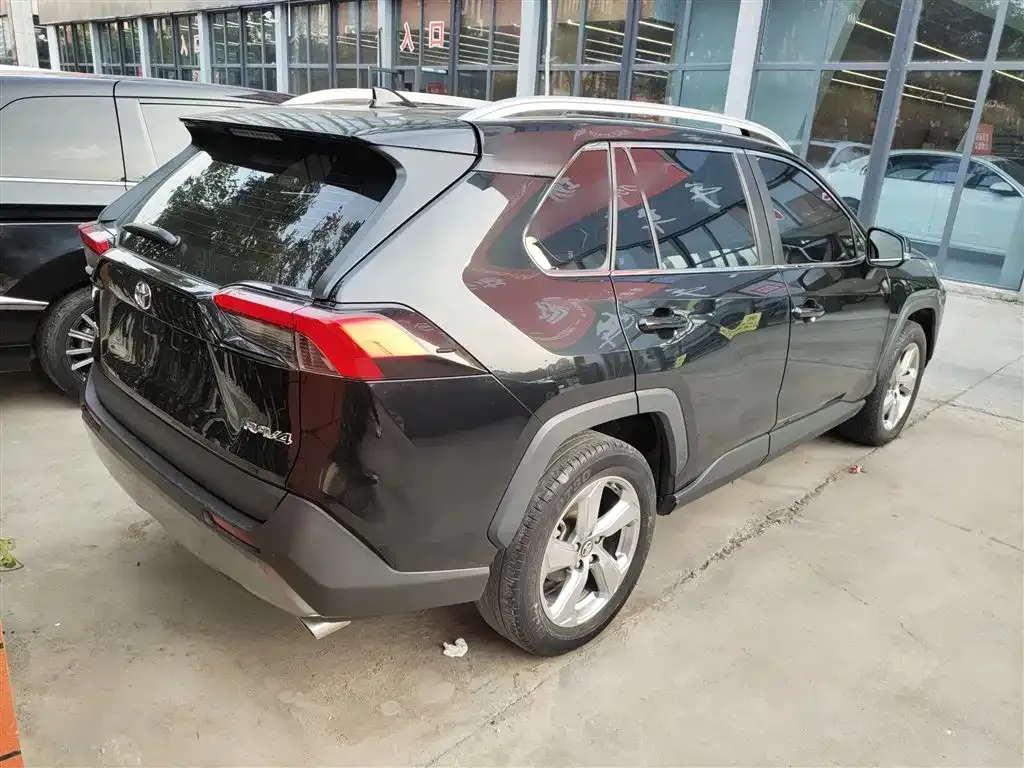 Toyota RAV4 — фото 7