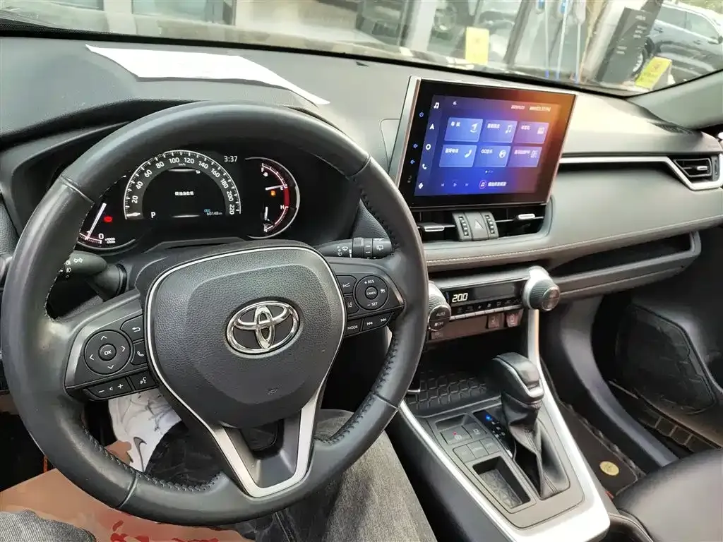 Toyota RAV4 — фото 9