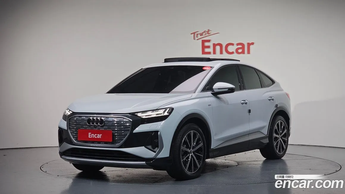 Audi Q4 e-tron — фото 1