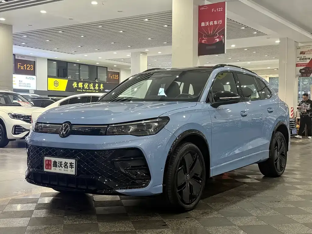 Volkswagen Tiguan L — фото 1