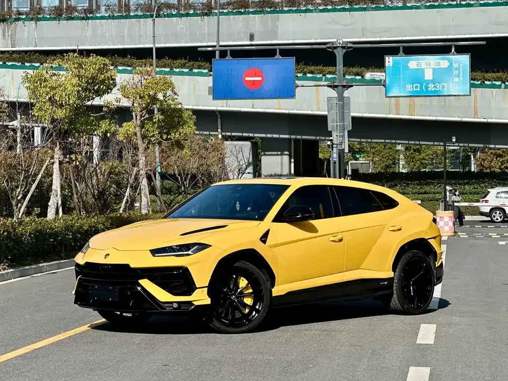 Lamborghini Urus — фото 1