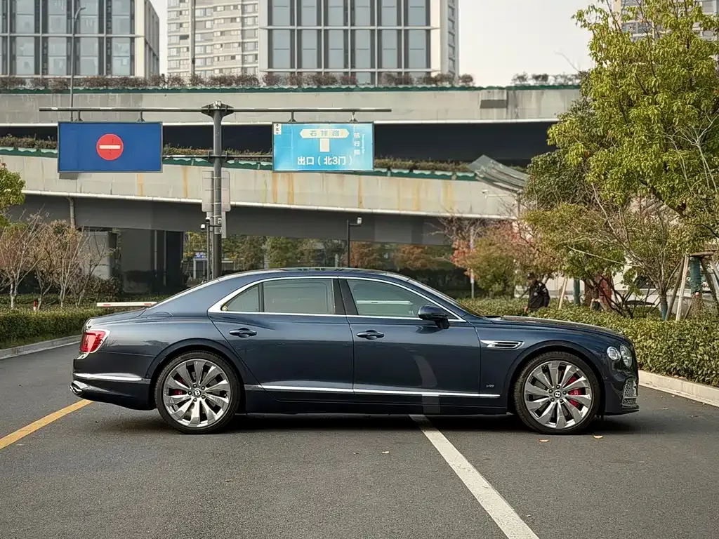 Bentley Flying Spur — фото 4