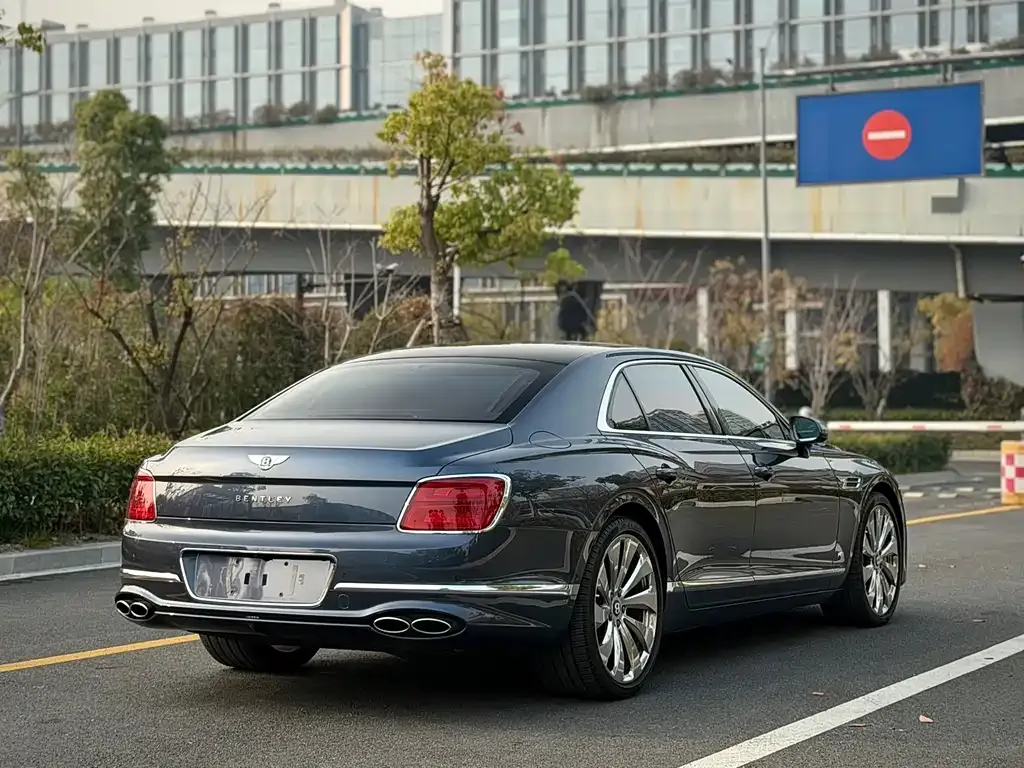 Bentley Flying Spur — фото 6