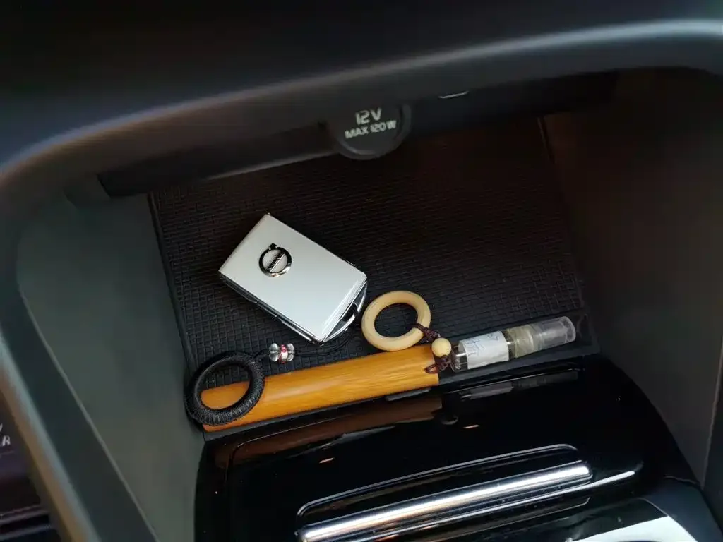 Volvo XC40 — фото 10