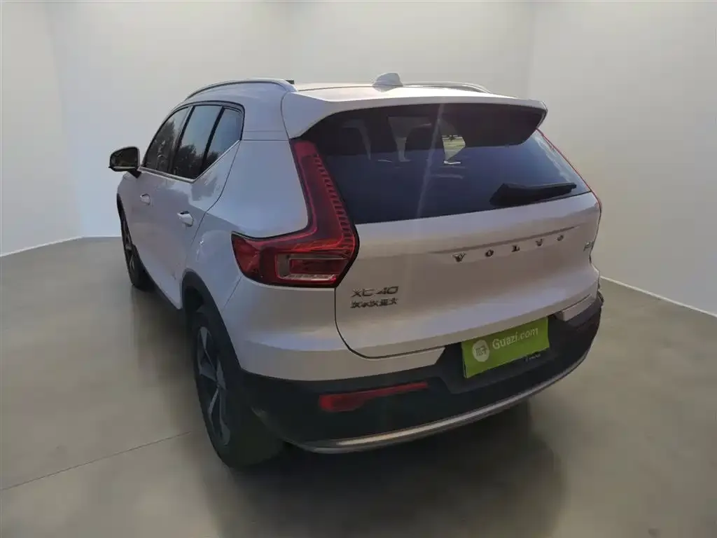 Volvo XC40 — фото 5