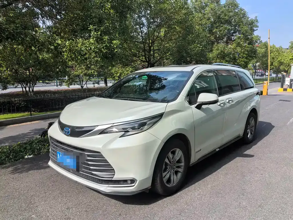 Toyota Sienna — фото 1