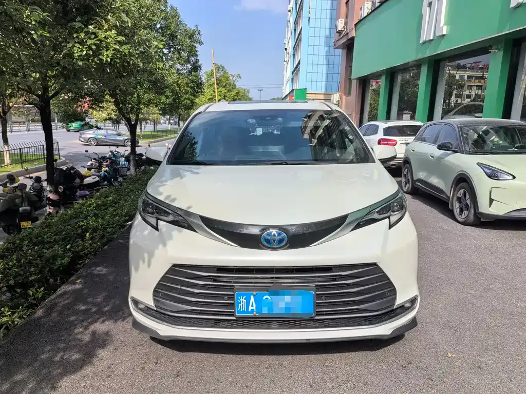 Toyota Sienna — фото 2