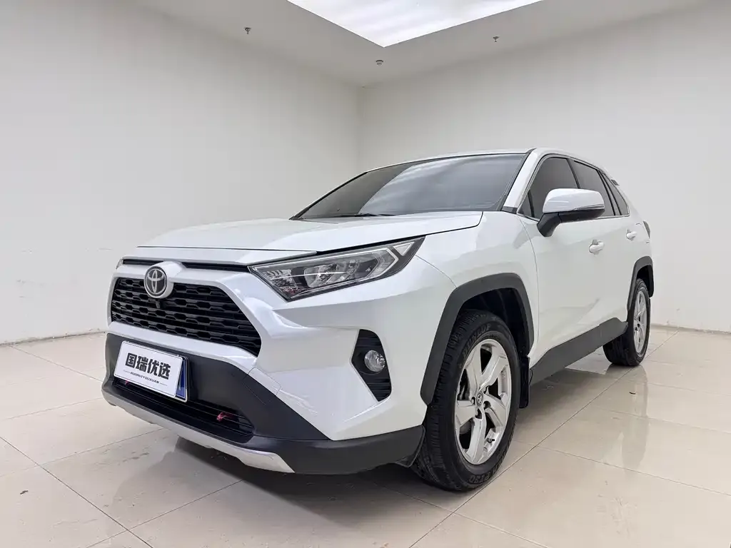 Toyota RAV4 — фото 1