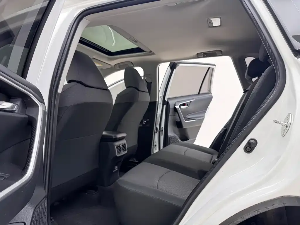 Toyota RAV4 — фото 10