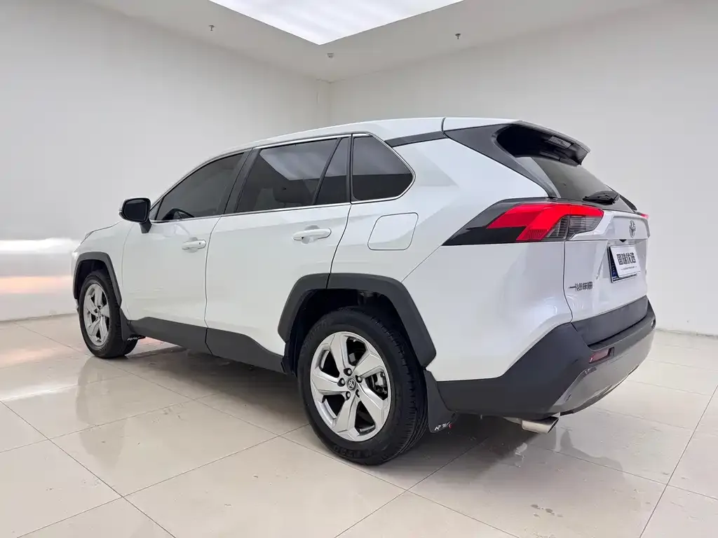 Toyota RAV4 — фото 4