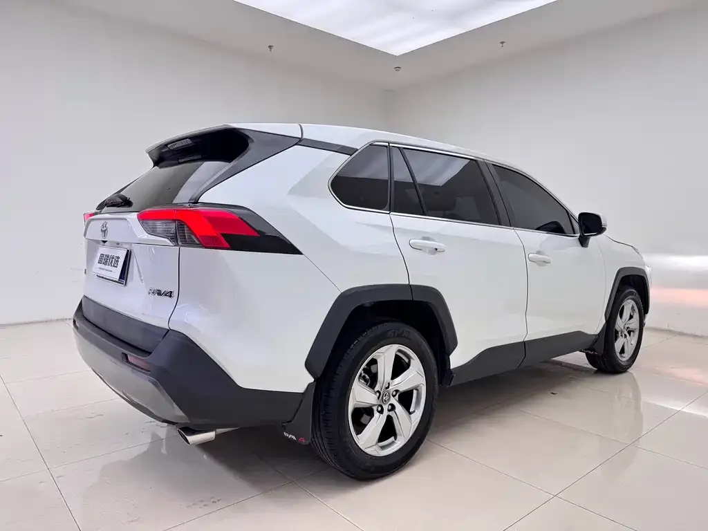 Toyota RAV4 — фото 6