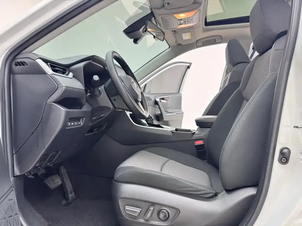 Toyota RAV4 — фото 7