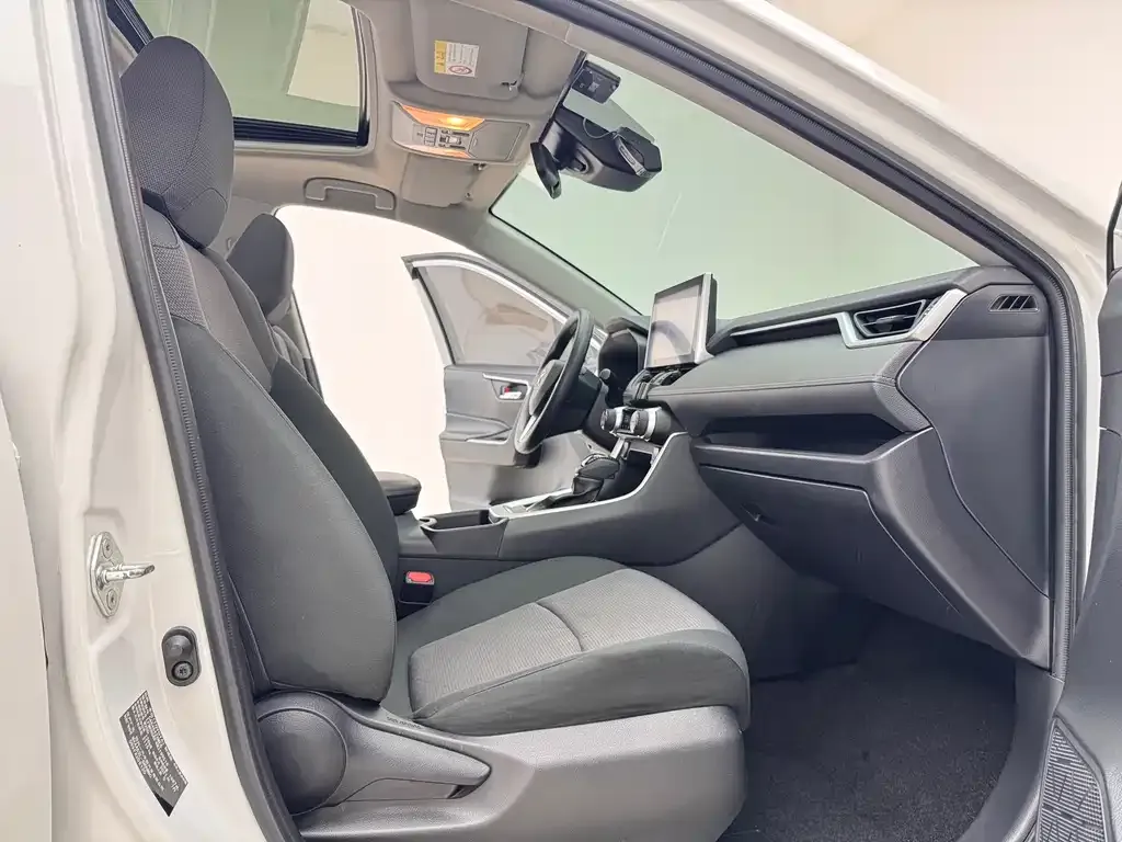 Toyota RAV4 — фото 8